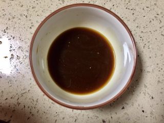 10、鱼香蚂蚁茄条,取小碗，两小勺酱油+两小勺白糖+一小勺醋+少许淀粉+少许水，兑汁待用