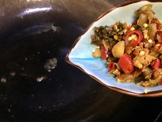 12、鱼香蚂蚁茄条,中高火，油温升高放入花椒，再放入泡椒沫炒一下