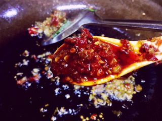 13、鱼香蚂蚁茄条,接着放入豆瓣酱，