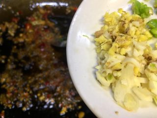 14、鱼香蚂蚁茄条,炒出红油后放入姜蒜末，稍炒下