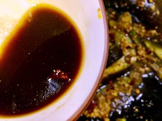 21、鱼香蚂蚁茄条,茄子表面收油边，倒入10调好的汁水小火收汁