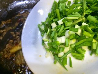 22、鱼香蚂蚁茄条,收汁后准备起锅，倒入葱花