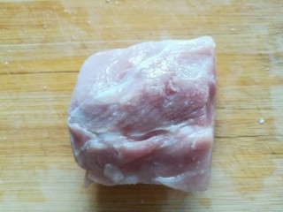 1、糖醋里脊,准备一块里脊肉洗净