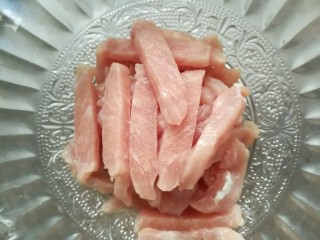 2、糖醋里脊,切成宽1cm长5-6cm左右的长条