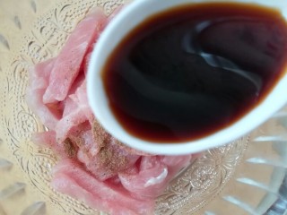 3、糖醋里脊,放入3g十三香，一勺蚝油