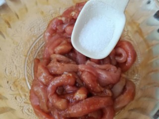 5、糖醋里脊,少许盐，搅拌均匀后，稍腌制10-20分钟