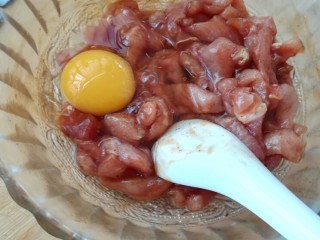 6、糖醋里脊,然后打入一个鸡蛋，翻拌均匀