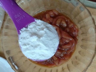 7、糖醋里脊,加入15g玉米淀粉和10g面粉，搅拌均匀