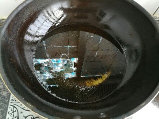 8、糖醋里脊,炒锅加入适量花生油烧至八成热