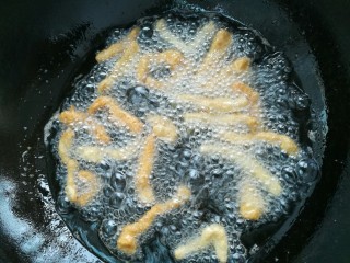 9、糖醋里脊,依次放入腌制好的里脊肉