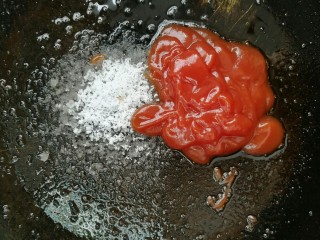 11、糖醋里脊,把刚才锅里炸肉的油倒出，然后放入白糖和番茄酱