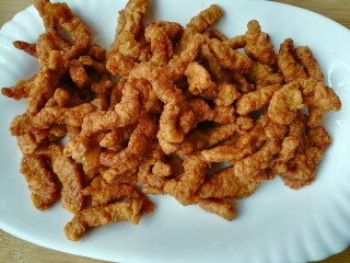 10、糖醋里脊,小火炸制表面金黄，捞出备用