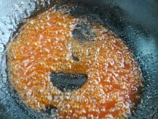 14、糖醋里脊,熬成粘稠状即可