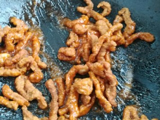 15、糖醋里脊,倒入炸好的里脊肉，翻拌均匀