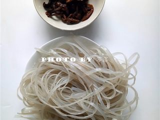 2、干锅粉条,香菇用清水泡发后，洗净，挤干水分；粉条用清水泡软，捞出备用；
