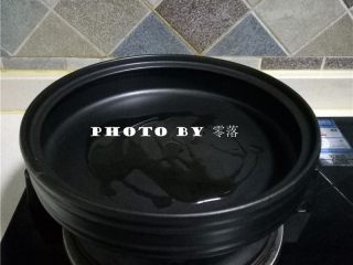 4、干锅粉条,塔吉锅里倒入适量玉米油；