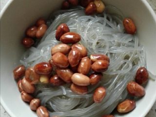 9、开胃解馋的酸辣粉,炒熟的花生放到煮熟的红薯粉丝上