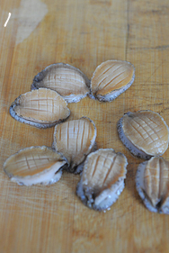 1、油焖春笋小鲍鱼,宰杀好的小鲍鱼横向竖向各切几刀（也就是切花刀）。