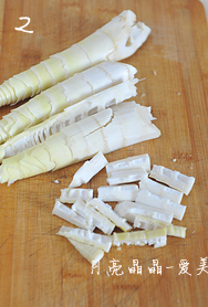 2、油焖春笋小鲍鱼,春笋剥去壳，洗净，横放在砧板上，左手捏住笋头，右手拿刀背将笋拍松，然后切成寸段。