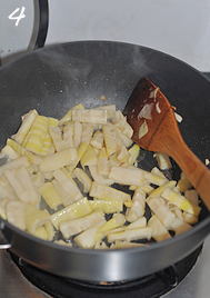 4、油焖春笋小鲍鱼,转大火，下春笋段翻炒至笋呈微黄，边上稍微有点焦色出现。