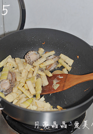 5、油焖春笋小鲍鱼,倒入小鲍鱼，翻炒30秒左右。