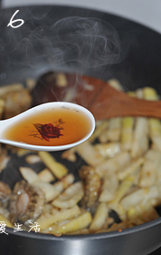 6、油焖春笋小鲍鱼,加入一汤匙料酒，大火快炒10秒。