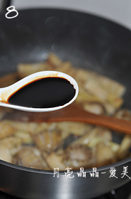 8、油焖春笋小鲍鱼,加1汤匙老抽。