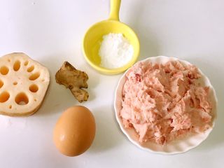 1、宝宝辅食之莲藕肉饼蒸蛋,食材准备：猪肉馅/120克，莲藕/50克，鸡蛋/1个，玉米淀粉/2克，生姜/少许。