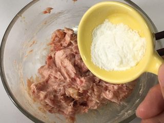 3、宝宝辅食之莲藕肉饼蒸蛋,加入玉米淀粉，让肉饼更嫩。