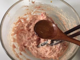 4、宝宝辅食之莲藕肉饼蒸蛋,加入2勺姜水，去腥。