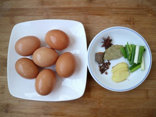1、黑酱油+五香酱油蛋,准备食材。