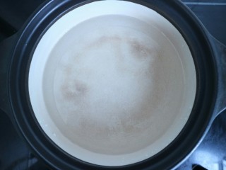 2、黑酱油+五香酱油蛋,锅中放入大约800ml清水。