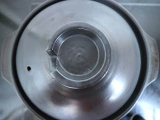 5、黑酱油+五香酱油蛋,盖上锅盖中火煮大约5分钟。