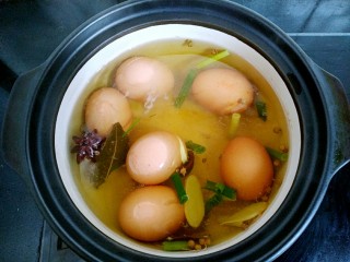 6、黑酱油+五香酱油蛋,煮大约5分钟后调料基本有些入味。