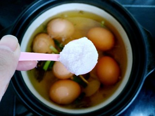 7、黑酱油+五香酱油蛋,加入大约4g食盐。