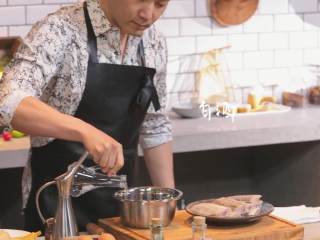 1、腊八蒜炖带鱼&汁油饼,1-1.往盆中倒入适量花椒、白酒、水搅拌均匀，倒入带鱼，蘸调汁后捞出