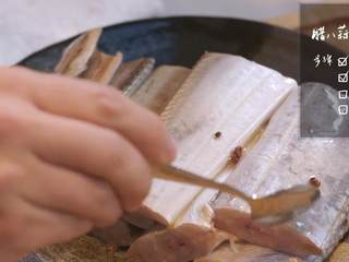 2、腊八蒜炖带鱼&汁油饼,1-2.倒入腊八蒜，搅拌后淋在带鱼上