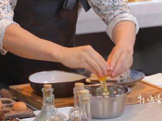 3、腊八蒜炖带鱼&汁油饼,1-3.热锅，倒油，在另一个盆中打入两颗鸡蛋搅拌