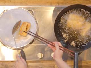 5、腊八蒜炖带鱼&汁油饼,1-5.将带鱼倒入油锅中，油炸后捞出放置一旁滤油