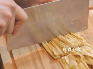 6、腊八蒜炖带鱼&汁油饼,1-6.五花肉切片，腐竹切段儿，热锅倒适量油、八角，倒入五花肉翻炒，依次倒入适量腊八蒜、酱油翻炒