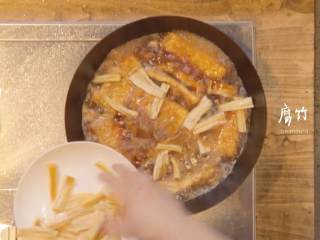 7、腊八蒜炖带鱼&汁油饼,1-7.再倒入腊八蒜、适量水翻炒，倒入带鱼、腐竹