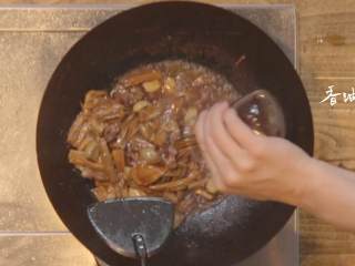 9、腊八蒜炖带鱼&汁油饼,1-9.锅中再加入适量香油翻炒，关火，将汁儿淋在带鱼上，用辣椒摆盘