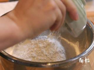 12、腊八蒜炖带鱼&汁油饼,2-3.新盆中倒入适量面粉、水搅拌后醒面，醒面完毕后擀面