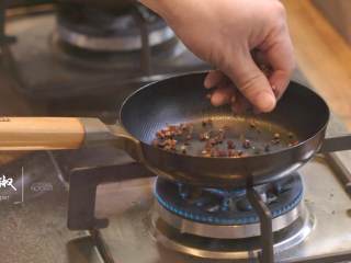 10、腊八蒜炖带鱼&汁油饼,2-1.热锅，倒入花椒