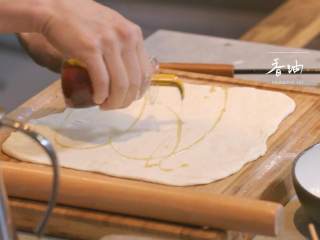 13、腊八蒜炖带鱼&汁油饼,2-4.将适量香油分别倒在油渣碎和面团