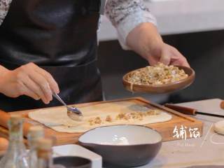 14、腊八蒜炖带鱼&汁油饼,2-5.将油渣碎铺在面皮上，卷面皮后压扁成饼