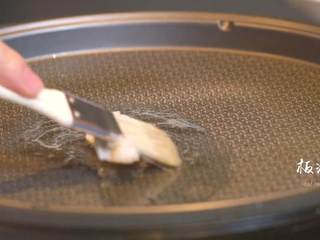 15、腊八蒜炖带鱼&汁油饼,2-6.将适量板油倒在电饼铛上涂抹均匀，放入面饼