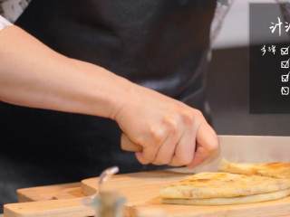 16、腊八蒜炖带鱼&汁油饼,2-7.将汁油饼拿出，再切块摆盘