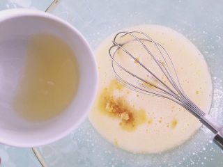 7、柠檬红茶麦芬,加入柠檬汁搅拌均匀。