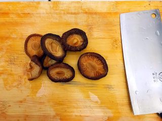 1、家常蚝油小炒三丝,花菇去蒂，洗干净，挤干水分！